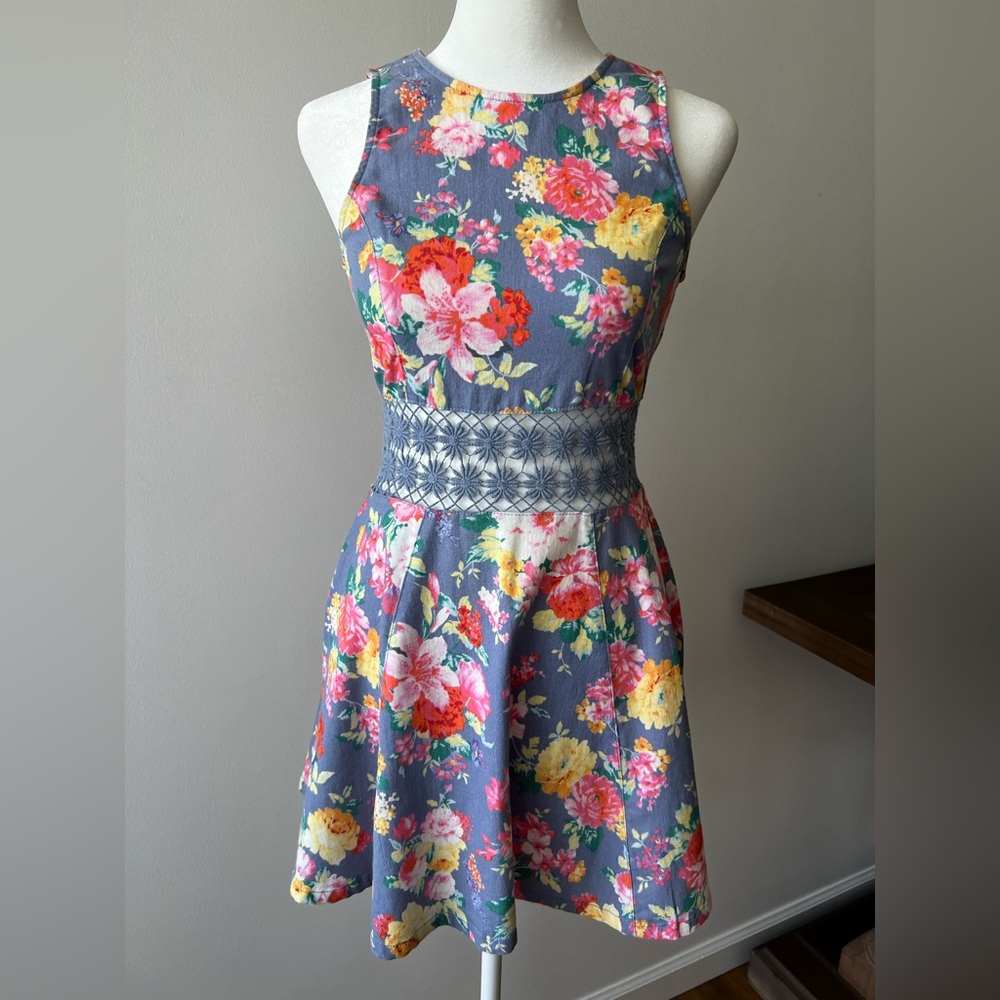 DO+BE Cute floral mini dress with an embroidered cutout!